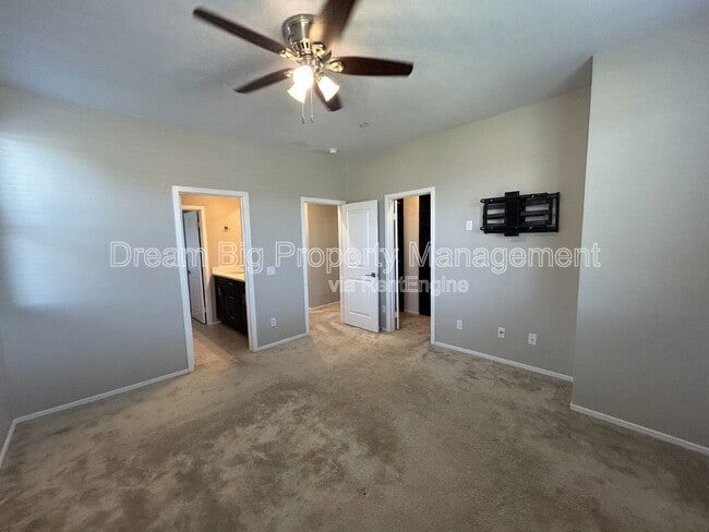 Building Photo - 609 Savi Dr