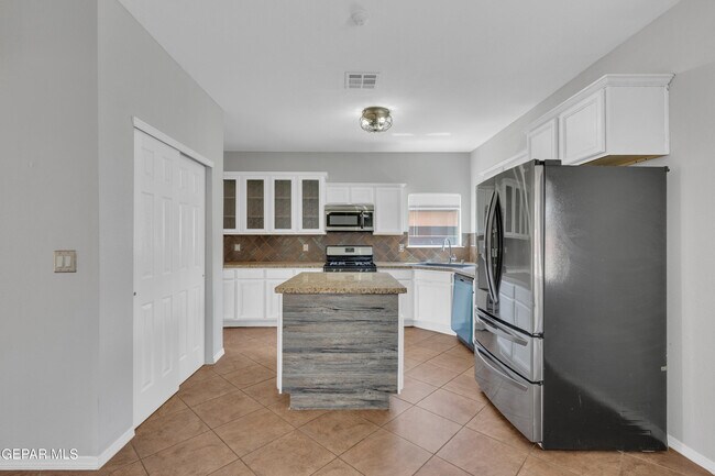 Building Photo - 14378 N Cave Dr