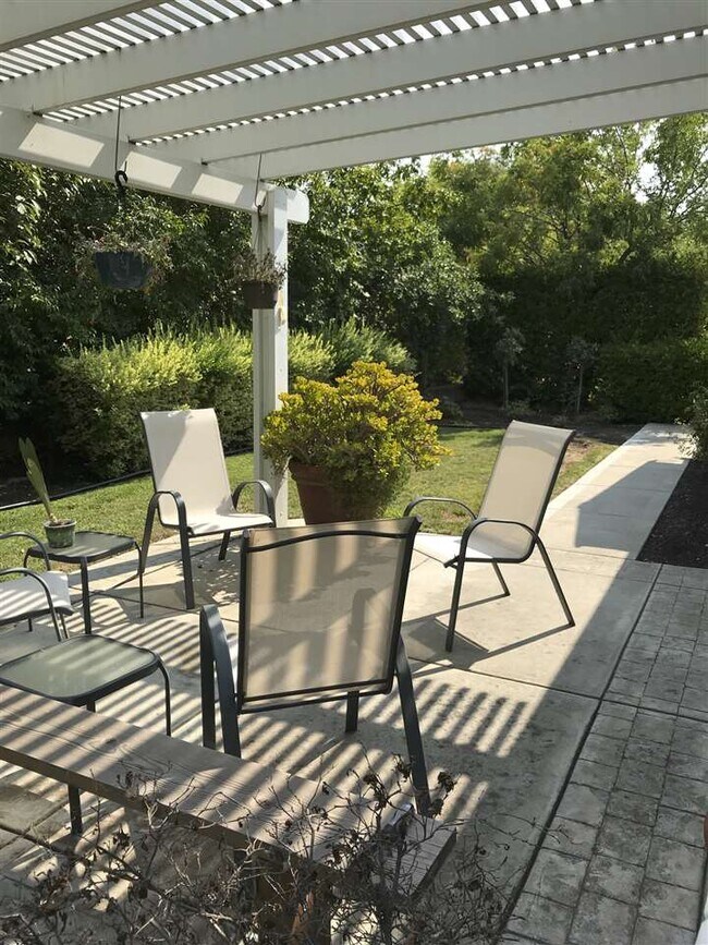 Building Photo - 344 Gladstone Dr