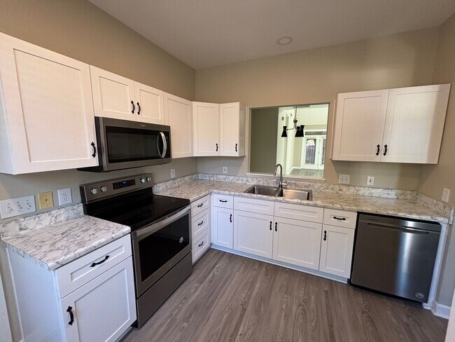 Building Photo - 3 Bed 2.5 Bath Town Home in Carleton Place ~ Students Welcome with Co-Signers!