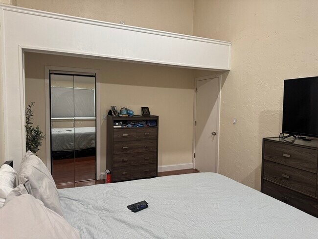 Building Photo - 909 Pleasant St