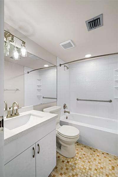 Building Photo - 250 Jacaranda Dr