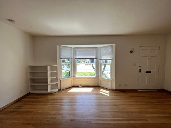 Building Photo - 3 Bedroom Midtown Ventura 1938 Charmer!