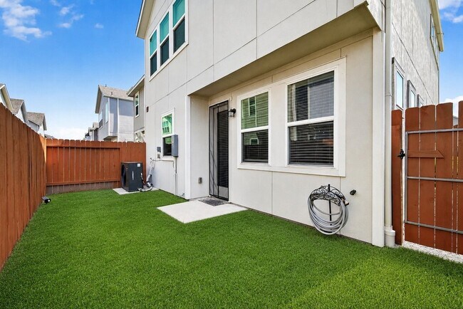 Building Photo - 3103 Little Gem Ln