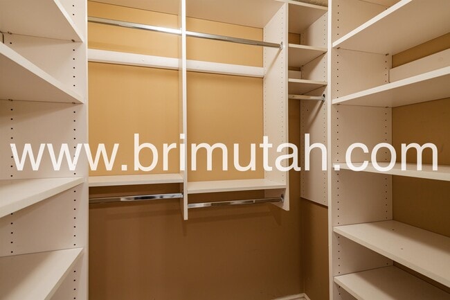 Building Photo - 3075 E Kennedy Dr