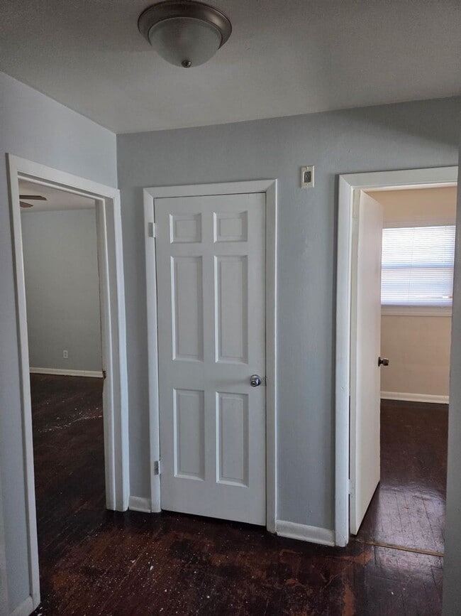 Building Photo - Large 4-Bedroom Single Family Home, Quiet Neighborhood. Available January 1st!