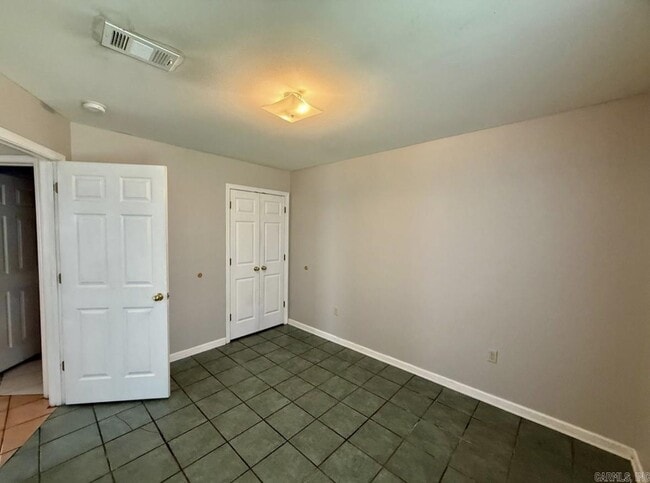 Building Photo - 320 Elmo St