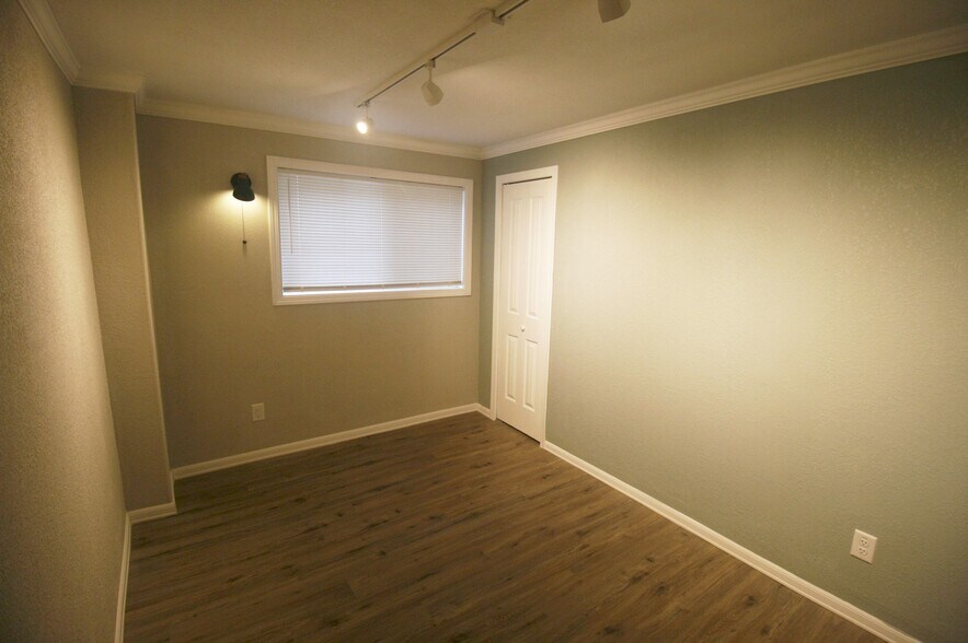 Building Photo - 1515 SE Mill St