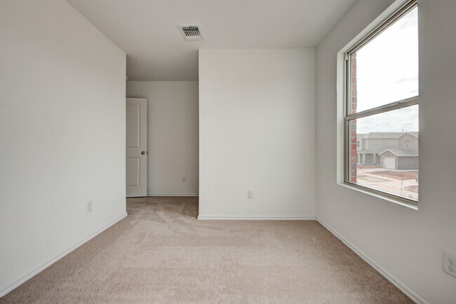 Building Photo - 2011 Delphine Dr