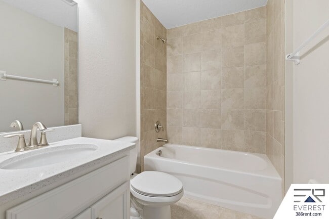 Building Photo - FULLY FENCED, LIKE NEW 4/3/2 ON A QUIET CUL-DE-SAC