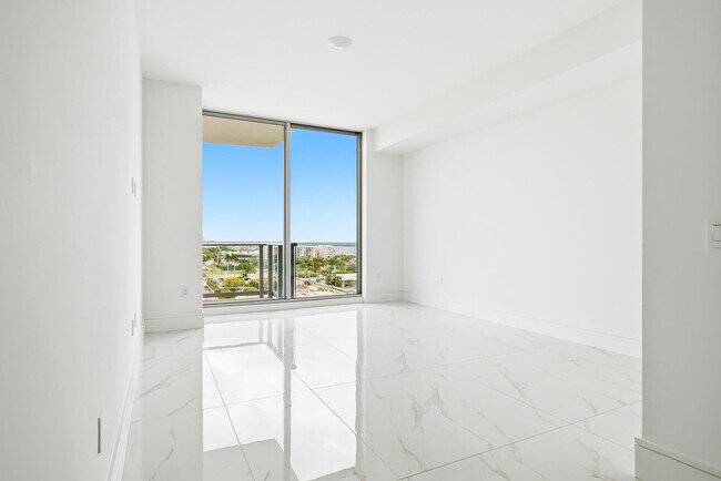 Building Photo - 220 Lake Shore Dr