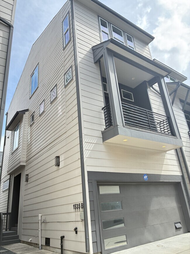 Building Photo - 1535 W 24th St