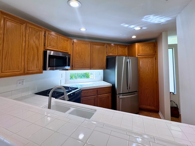 Building Photo - Stevenson Ranch Townhome For Rent In Crown...