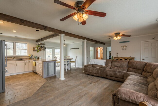 Building Photo - Knoxville 37918 - 2 Bedroom, 1 Bath, Ranch in Fountain City - Call or text Ryan Fogarty (865) 333...