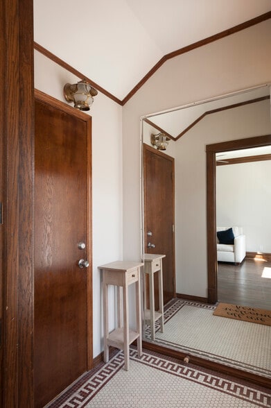 Entry vestibule to the apartment - 2250 W Addison St