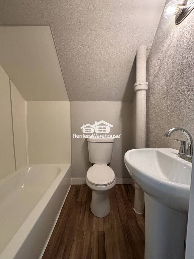 Building Photo - Cozy 3 bed 1.5 bath duplex unit in Hastings