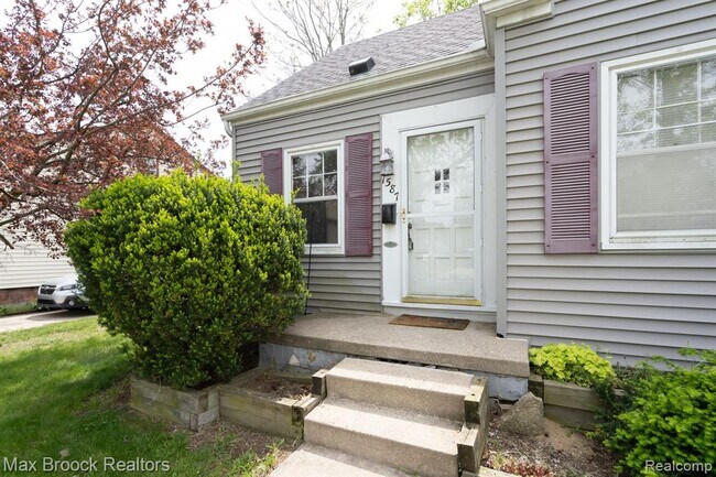 Building Photo - 1587 Leroy St