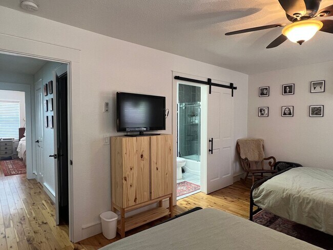 Building Photo - Updated Town house backed by National Forest
