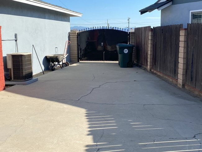 Building Photo - 9211 Vernon Ave