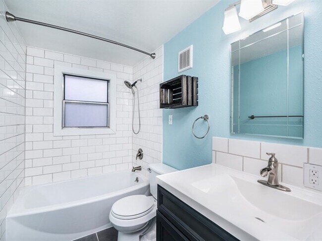 Building Photo - Cozy 3 Bed 2 Bath Updated Home!