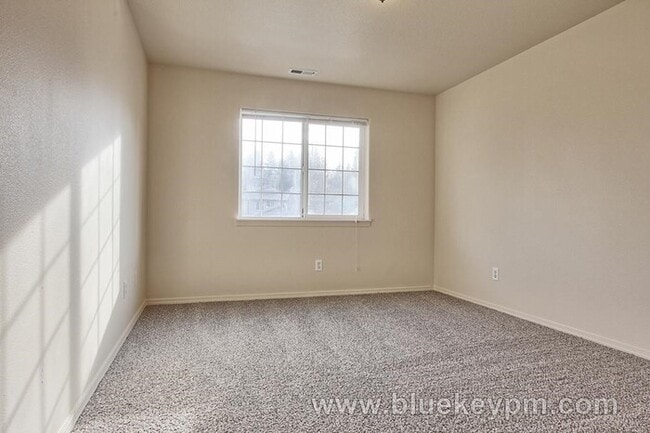 Building Photo - 3 Bed, 1.5 Bath Duplex in Hazel Dell Close to Bus Lines and Shopping