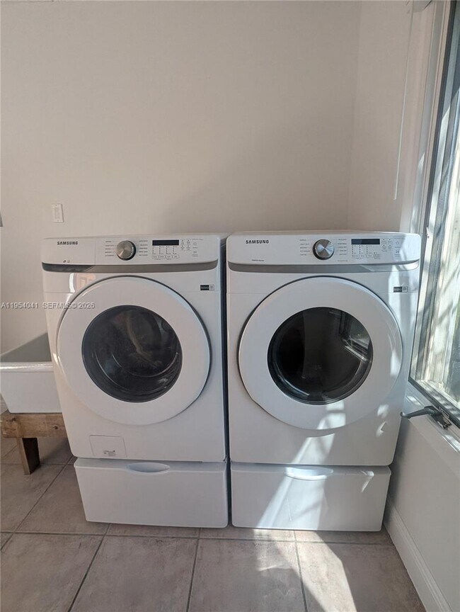 Building Photo - 220 SE 1st St