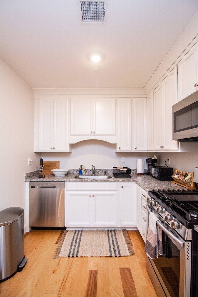 Building Photo - 1008 Tremont St