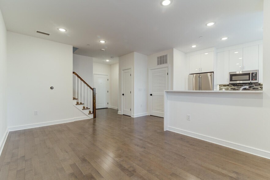 Building Photo - 974 Summit Ave