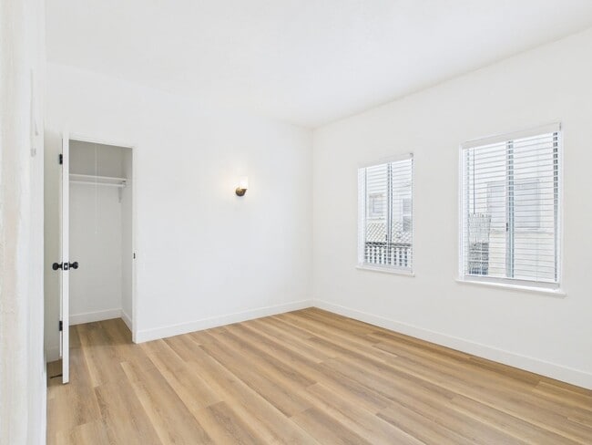 Building Photo - 1533 E 3rd St