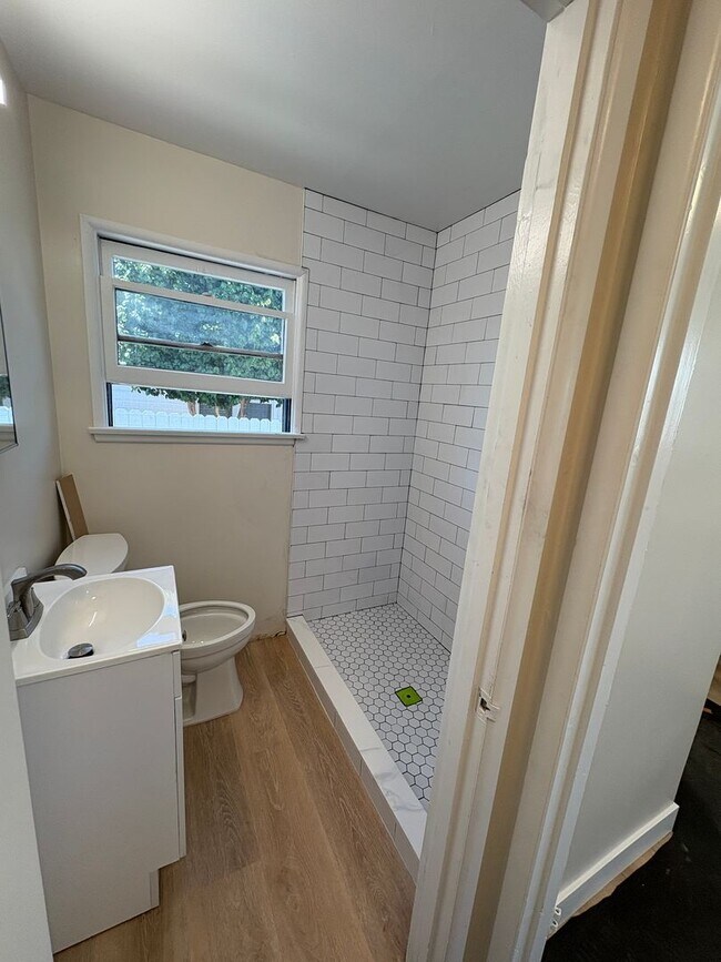 Building Photo - 1+1 Cozy Cottage above Ventura College wit...