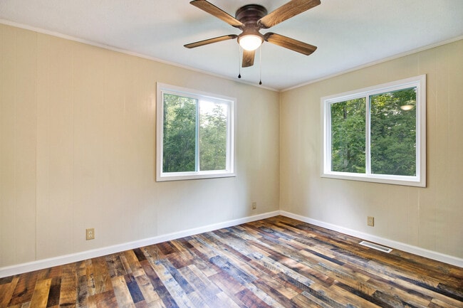 Building Photo - 169 Lakeshire Dr