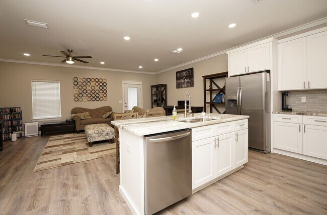 Building Photo - Newer Townhome Conveniently Located Near E...