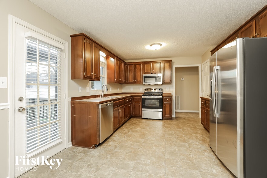 Building Photo - 161 Shady Maple Dr