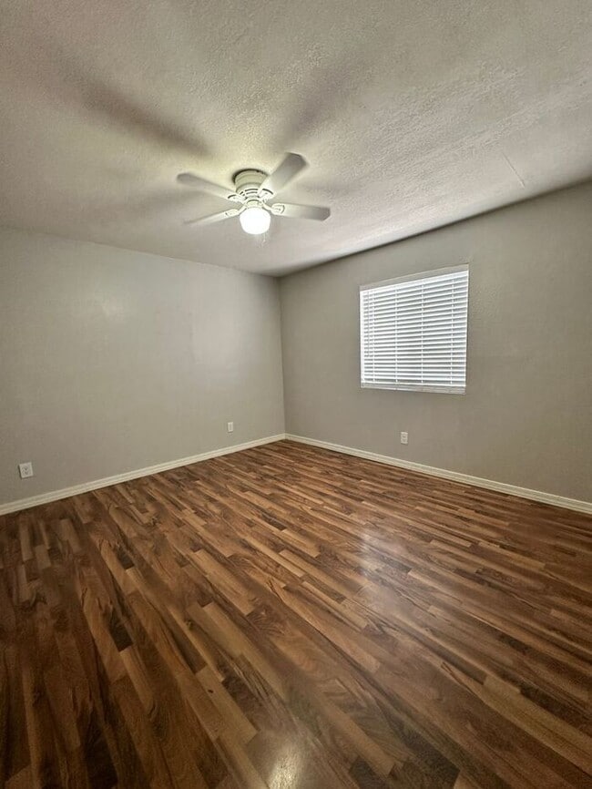 Building Photo - MOVE IN SPECILAS!! ONE MONTH RENT FREE!! Condo 2Bedroom/2Bath Won't LAST!