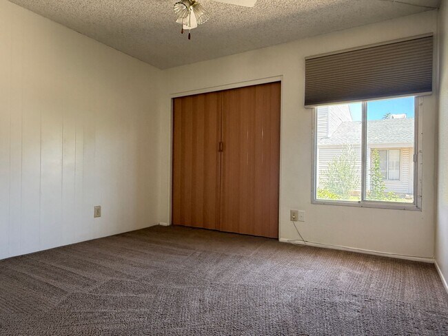 Building Photo - Tempe, Guadalupe and Rural, 2 bed 2 bath single story end unit
