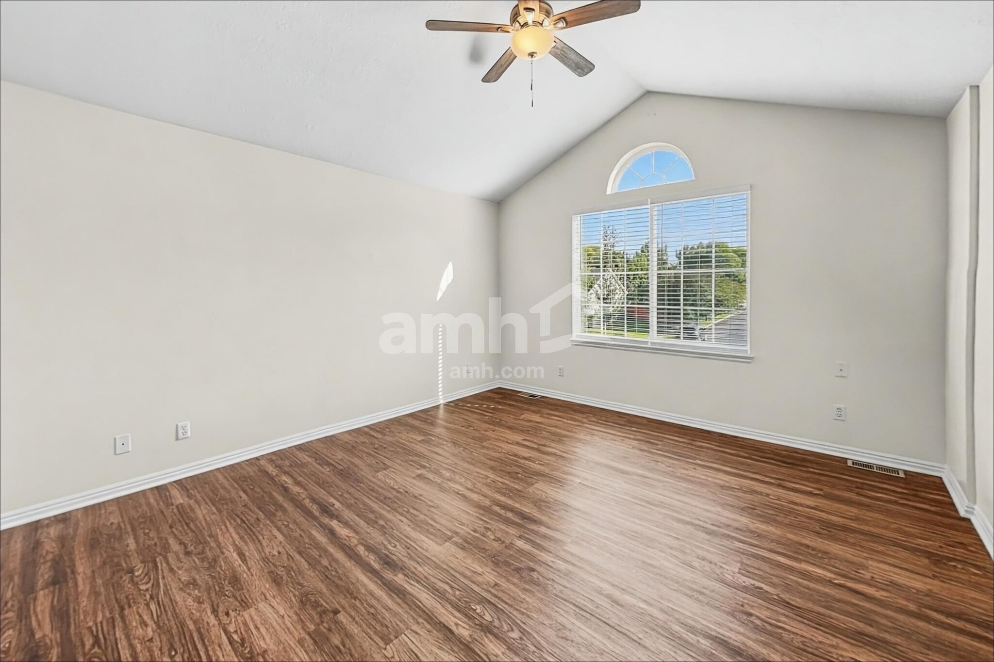 Building Photo - 860 Country Club Dr