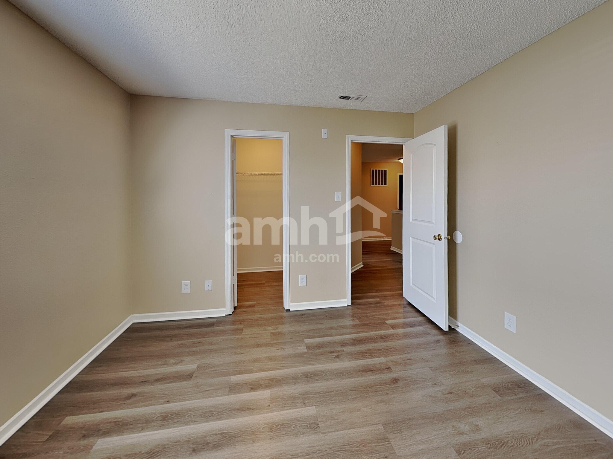 Building Photo - 10891 Albertson Dr