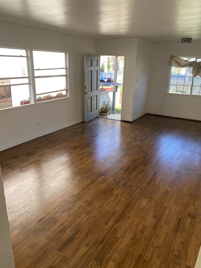 Living room - 14421 Kingsdale Ave