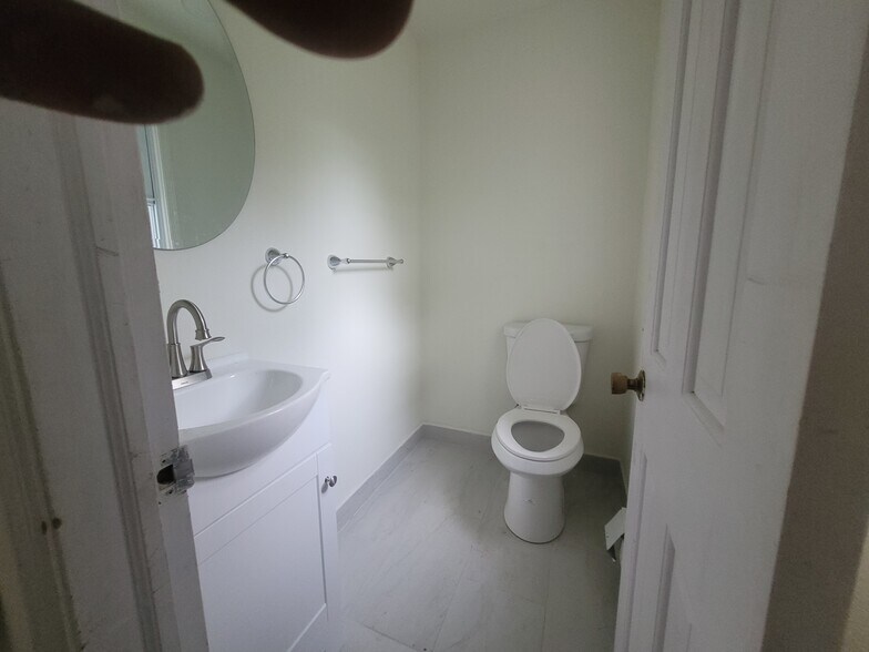 Den Bathroom - 4008 Oakland Road