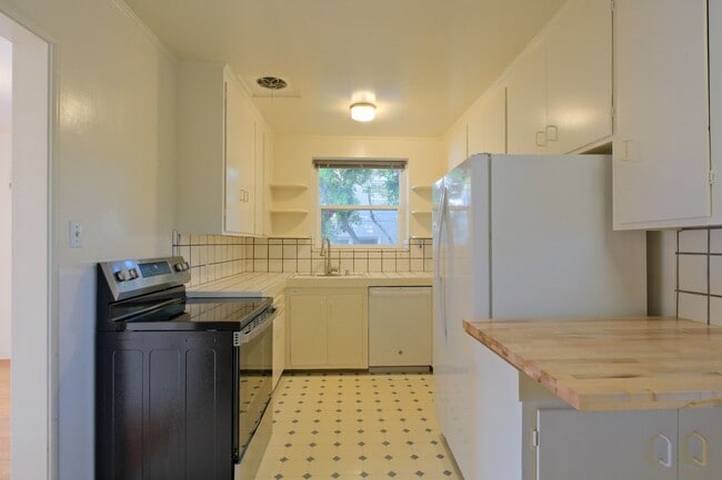 Building Photo - Piedmont Pines charming 3 Bedroom availabl...