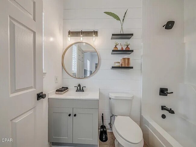 Building Photo - 6219 Poinciana Dr