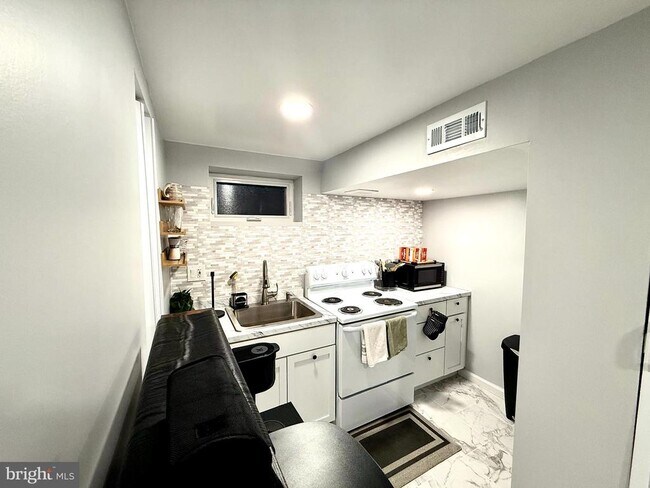 Building Photo - 6525 Kenova St