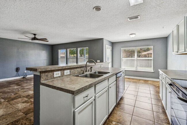 Building Photo - Charming 3-Bedroom Home with Fenced Yard