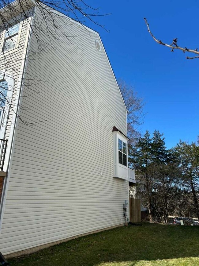 Building Photo - Elegant And Spacious 3 Bed 3.5 Bath Townhome In Vibrant Loudon Parkway Center