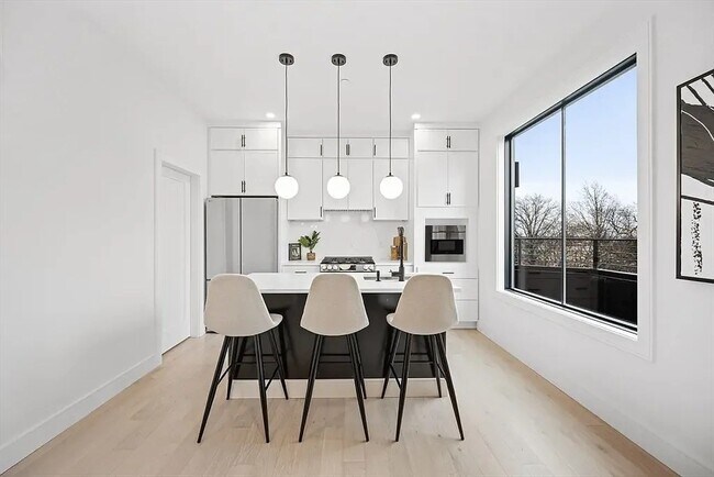 Building Photo - 490 Bennington St