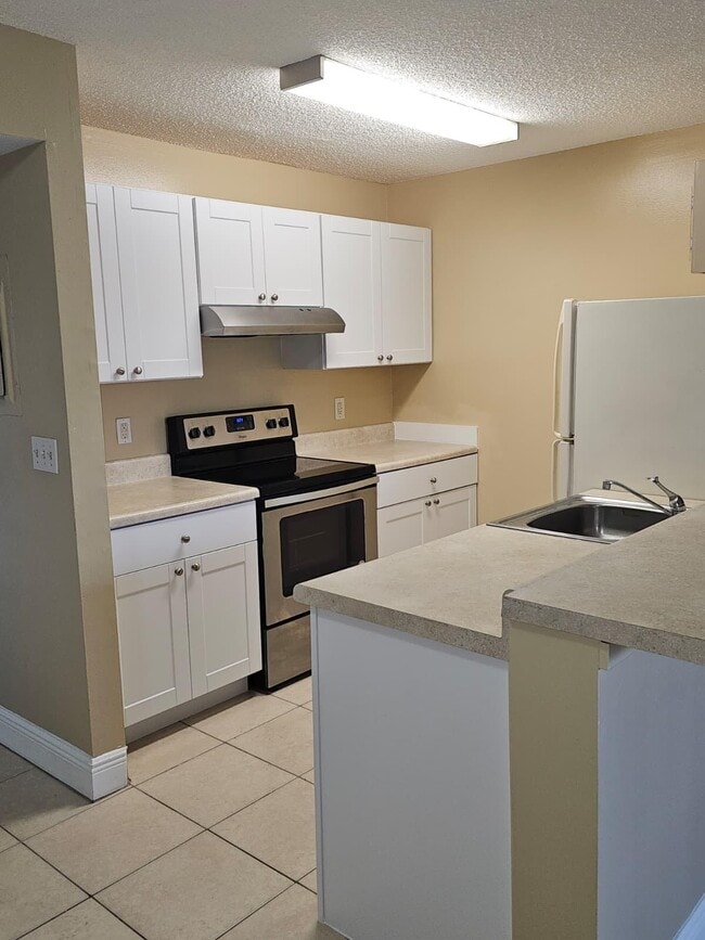 Building Photo - 1605 Meadows Cir