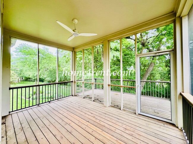 Building Photo - Exceptional 1.5 Story Home in the Prestigious Loch Lloyd Community!