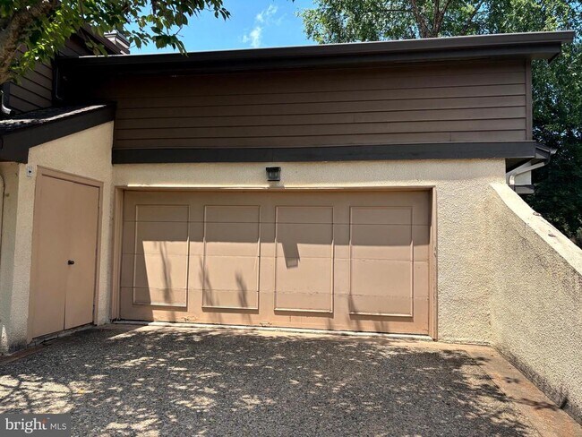 Building Photo - 514 Sayre Dr