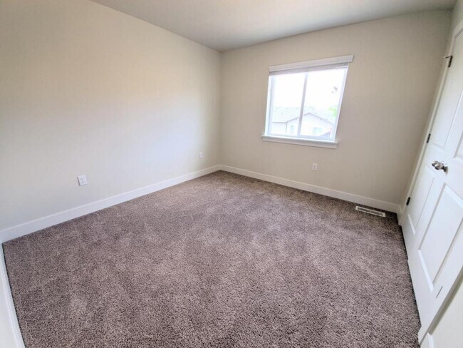 Building Photo - 1036 W 600 S