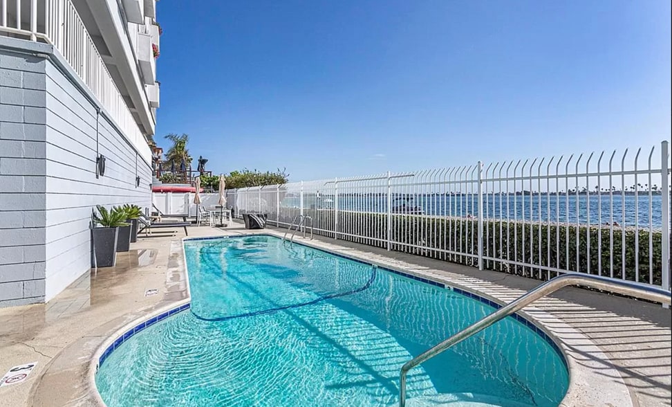 Building Photo - 3850 Riviera Dr